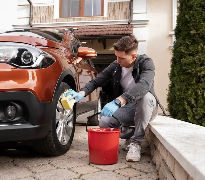 Lavage auto à domicile Ayzac-Ost : professionnel intervenant sur un véhicule